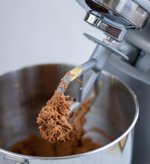 mengangkat mixer dari adonan