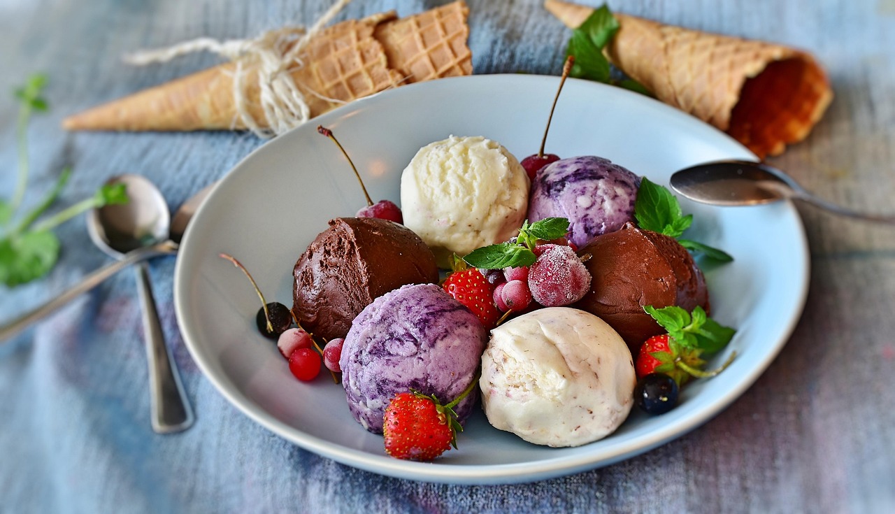 gambar es krim di atas piring